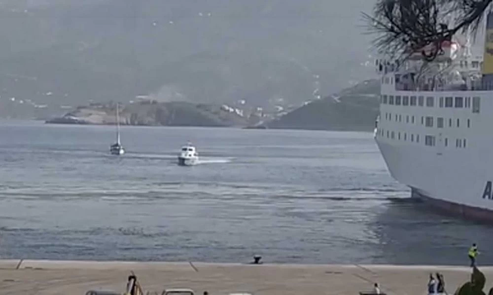 Δείτε σε βίντεο το σκάφος με τους Τούρκους που ζητούν άσυλο